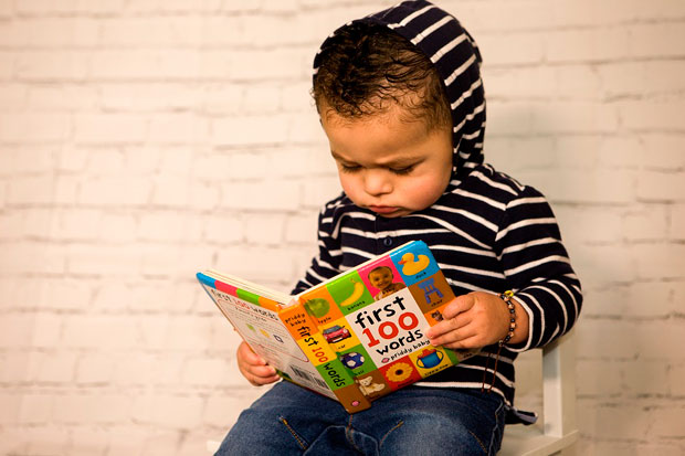 Niño leyendo un cuento